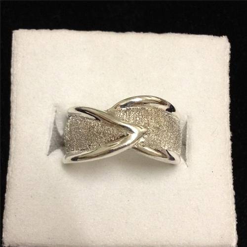 Sunning Sterling Silver Ladies Ring With Frosted Detail