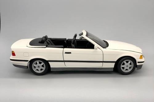 MAISTO 1993 BMW 325I CONVERTIBLE MODEL CAR - SCALE 1/18 DIECAST