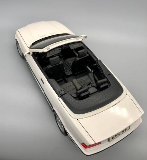 MAISTO 1993 BMW 325I CONVERTIBLE MODEL CAR - SCALE 1/18 DIECAST