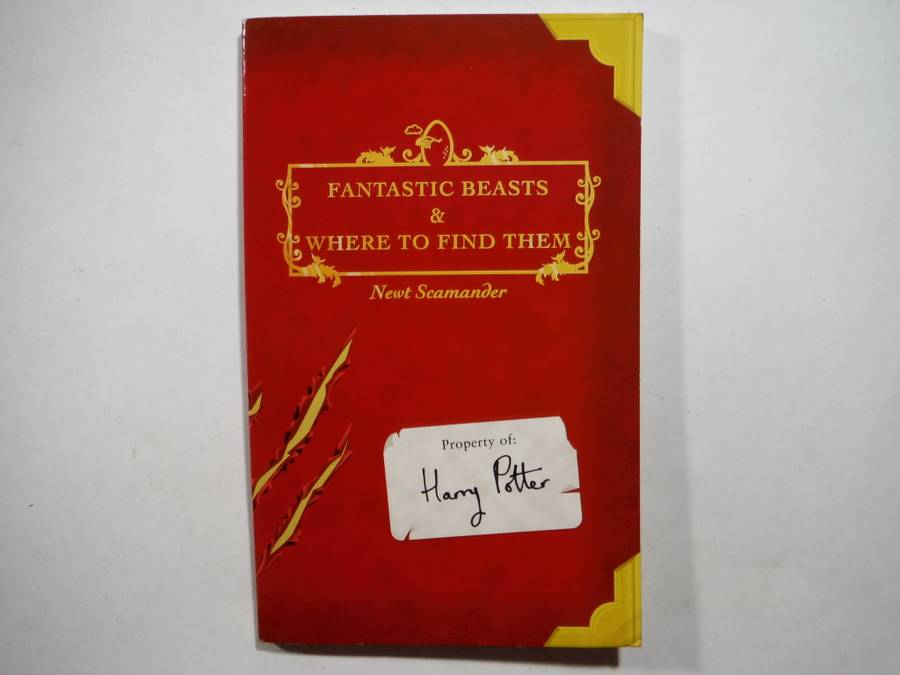Fantastic Beasts & Where to Find Them - Paperback - Newt Scamander