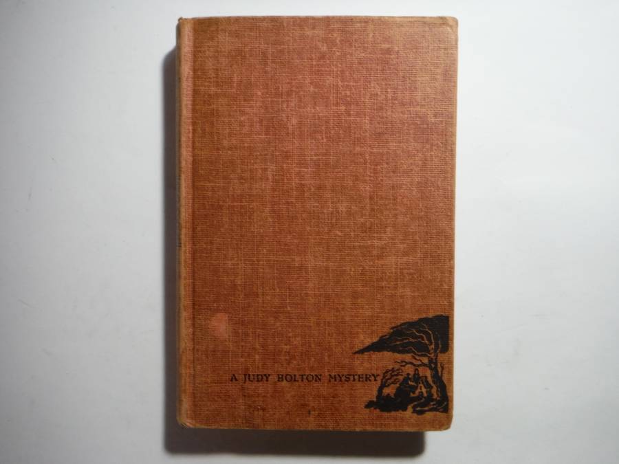 A Judy Bolton Mystery : The Voice in the Suitcase - Hardcover - Margaret Sutton - 1935