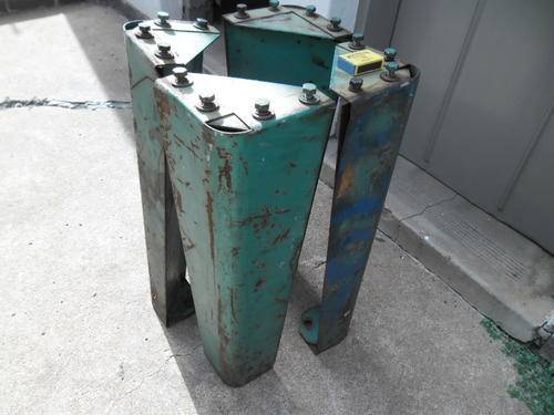 stunning 4 heavy metal steel legs with the bolts on top size 615mm high weighs 20kg rare