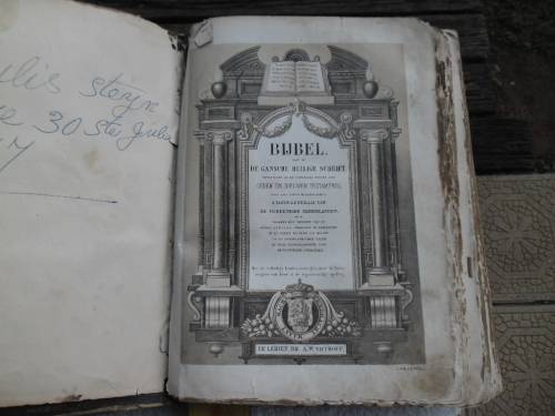 very heavy large old Bijbel size is 245mm x 325mm x 80mm thick weighs 5kg see very bad condition