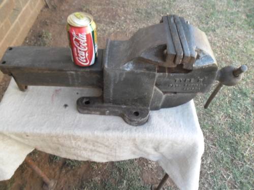 Antique very rare Hamptons large cast iron bench vice weighs 27kg collection only