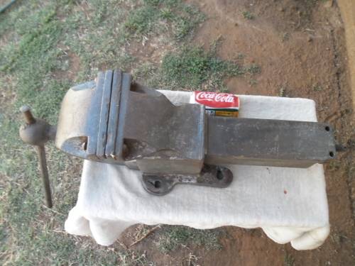 Antique very rare Hamptons large cast iron bench vice weighs 27kg collection only