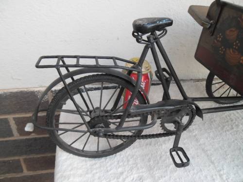 stunning very large bicycle size is 670mm long collection only very large box