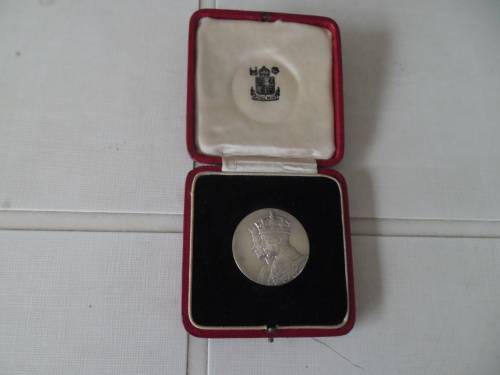 heavy 1947 Royal visit medallion