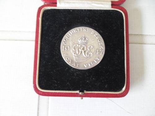 heavy 1947 Royal visit medallion