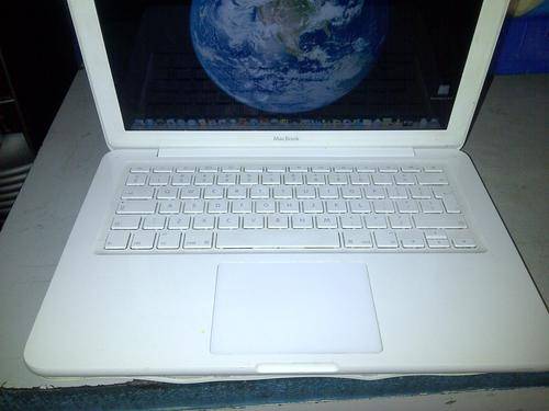 MacBook 13" inch ( INTEL CORE 2 DUO)