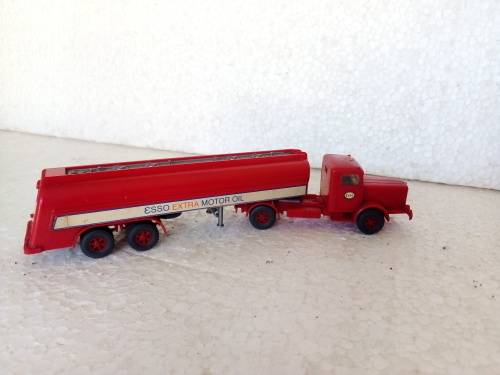 HO SCALE WIKING RED TANKER