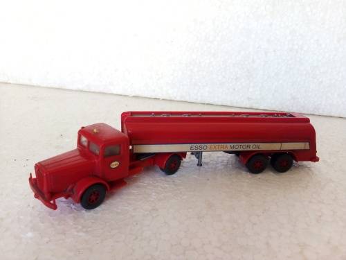 HO SCALE WIKING RED TANKER