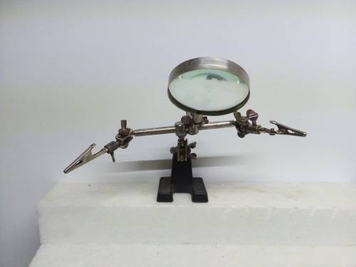 MAGNIFY GLASS STAND WITH HELPING HANDS
