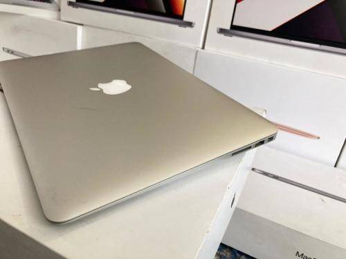 2017 MacBook Air 13 inch Core i5 8GB RAM 128GB SSD With all original Accessories and box