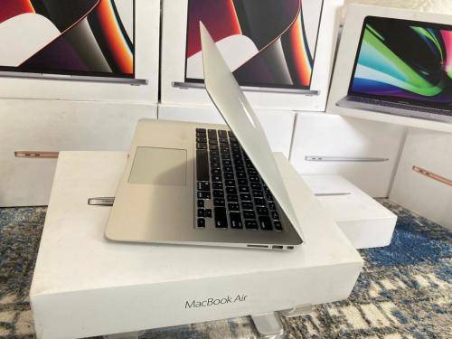 2017 MacBook Air 13 inch Core i5 8GB RAM 128GB SSD With all original Accessories and box