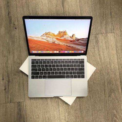 2017 Apple macbook pro 13 inch Retina Core i5 8GB RAM 256GB SSD Storage