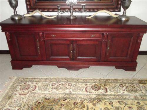 **STUNNING SIDEBOARD**