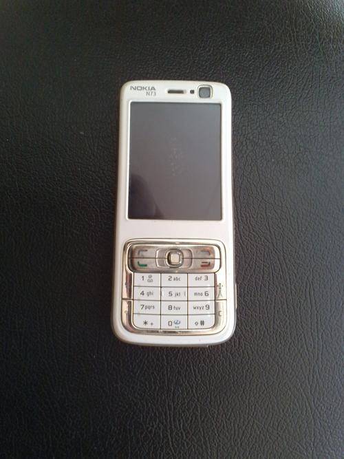 Nokia N73 + charger