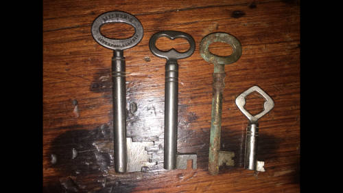 4 x Vintage Keys