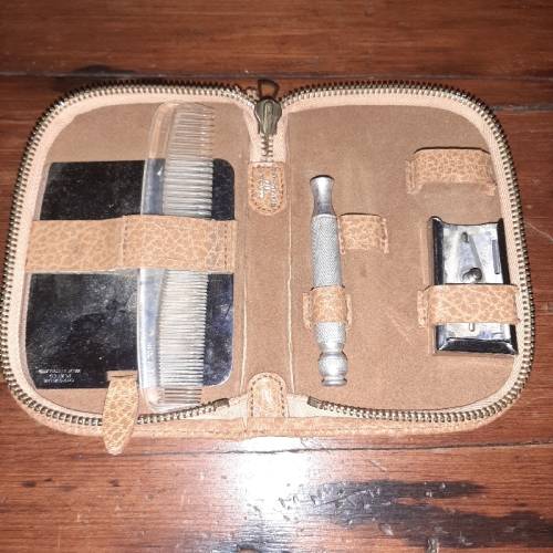 Vintage Travelling Shaving / Grooming Kit - see pictures