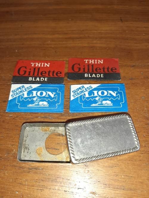 Vintage Razor Blade holder / case with 4 vintage blades - Lion and Gillette