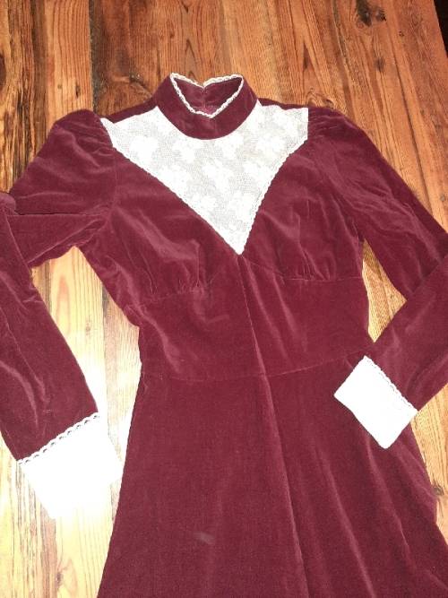 Beautiful Vintage Maroon Velvet and Lace Dress - Size 9