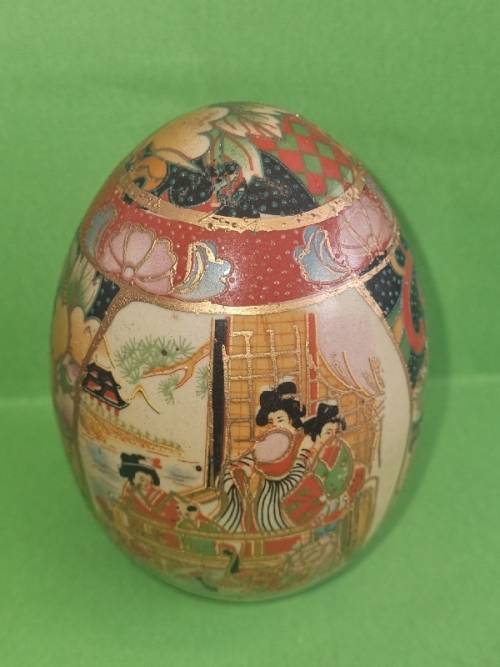 Beautiful Hand painted Satsuma Egg with gold detail - Geisha girls