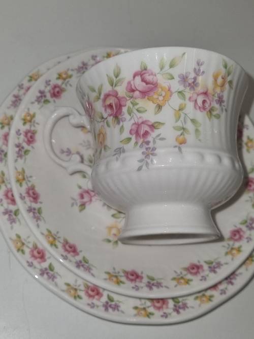 Elizabethan Fine Bone China - Cotsworld - Trio - England