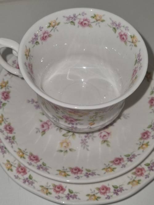 Elizabethan Fine Bone China - Cotsworld - Trio - England