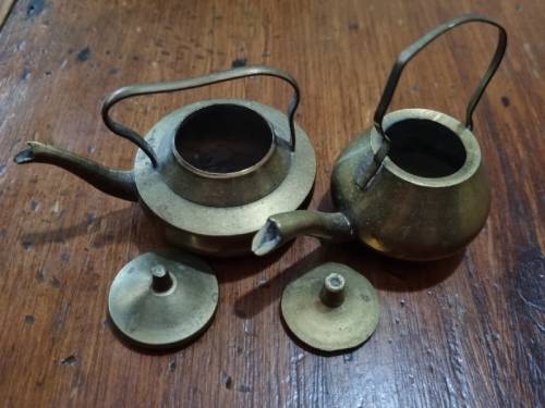 2 x Miniature Brass Lided kettles - See pictures