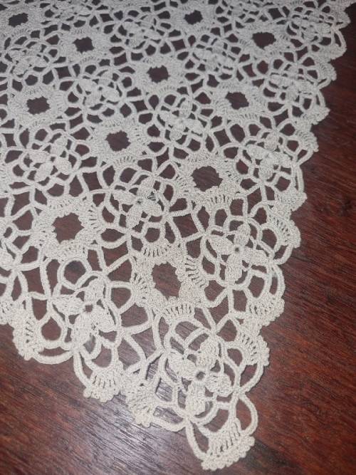 Beautiful Vintage Runner / Doily - 66cm x 38cm