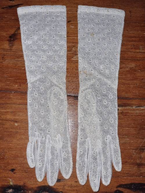 Beautiful Pair of Vintage Lace Gloves - Size 6 1/2