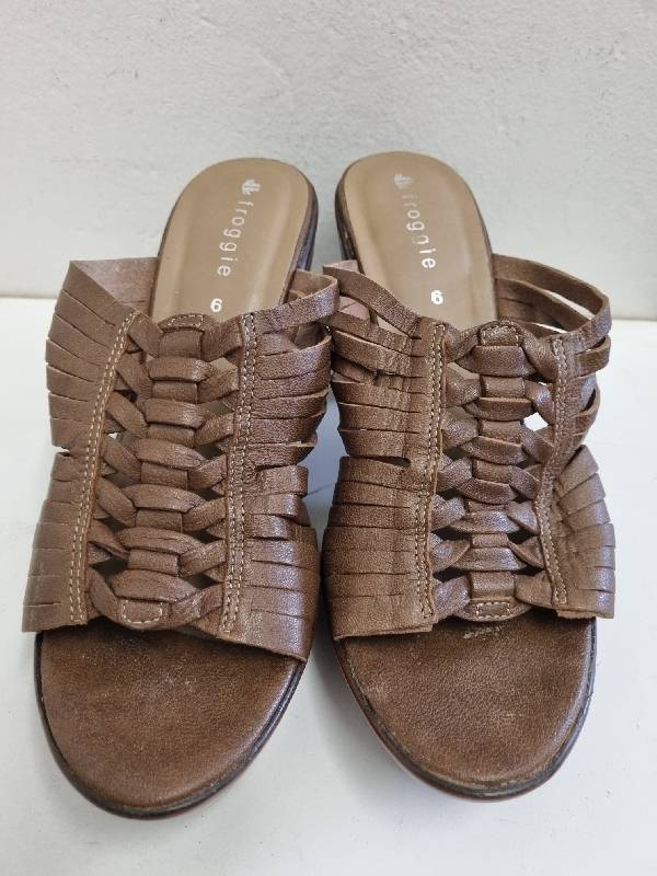 Leather Froggie shoes - Size 6