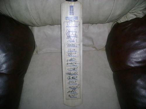 SIGNED BAT ** ENGLAND 2009/10 ** STRAUSS - PIETERSON AND MANY
