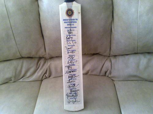 SIGNED BAT ** INDIA 2010/11 ** TENDULKAR - SEHWAG AND MANY
