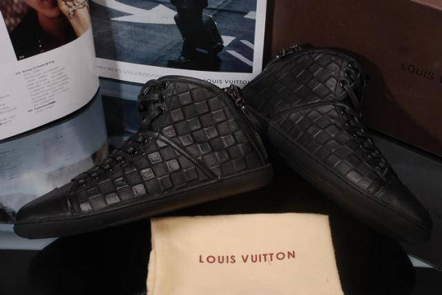 Louis Vuitton - Men's Sneaker - Size 8 -