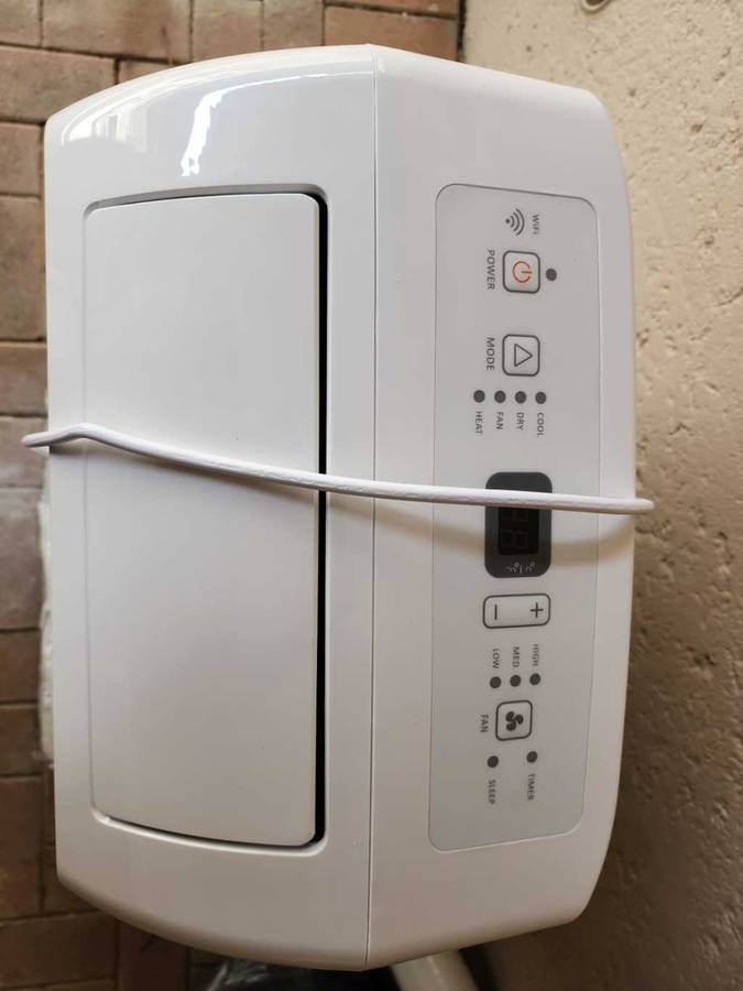 Hisense 12000Btu Portable Air Conditioner with Heating Function - White ( Box slightly damaged )