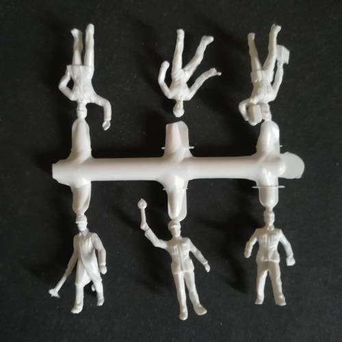 Preiser? Unpainted Figures