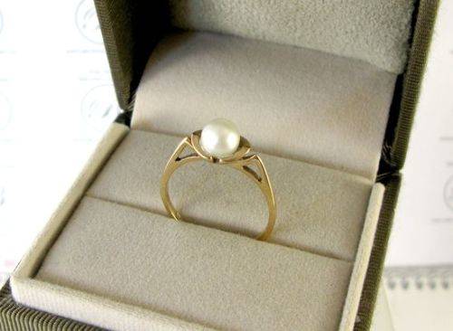 Beautiful Antique 9 Carat Gold Ring with Sea water Pearl. Hand Made.