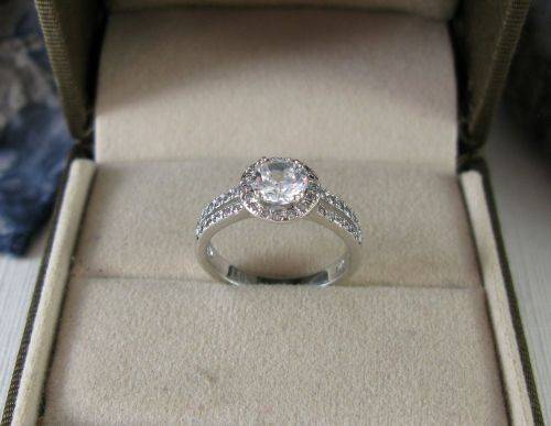 Stylish Vintage 925 Sterling Silver Cluster Ring with Crystals.