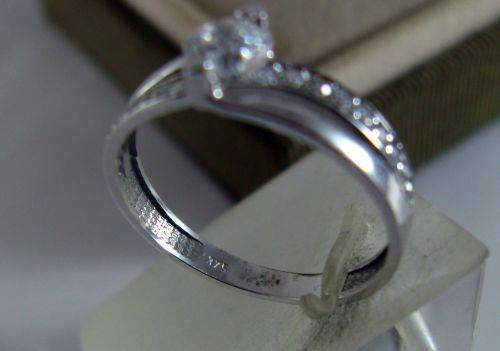 SALE!!! Elegant 9 Carat White Gold Cluster Ring with CZ Crystals. Certified.