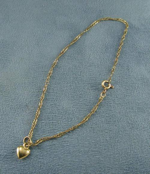 Pretty 9 ct Gold Bracelet with charm