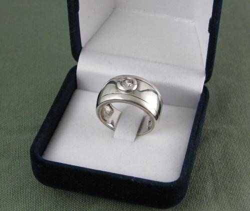 Vintage 925 Silver Cluster Ring with Crystal.