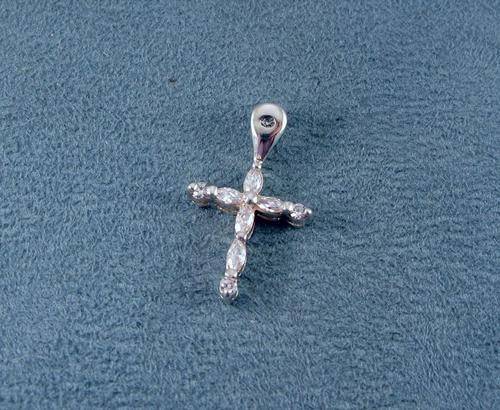 Beautiful Vintage 925 Silver Cross Pendant with Crystals.