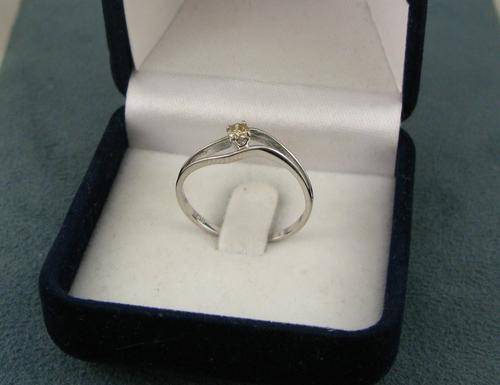 Elegant 9 carat White Gold Solitaire Engagement Ring with Natural Diamond. New! Certified.