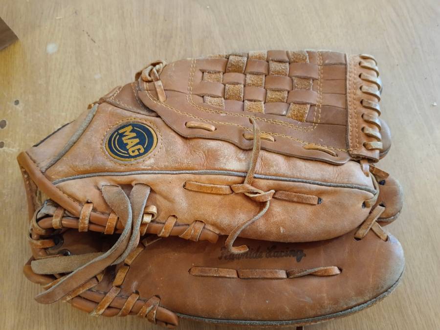 1 x leather base ball glove Mag 11