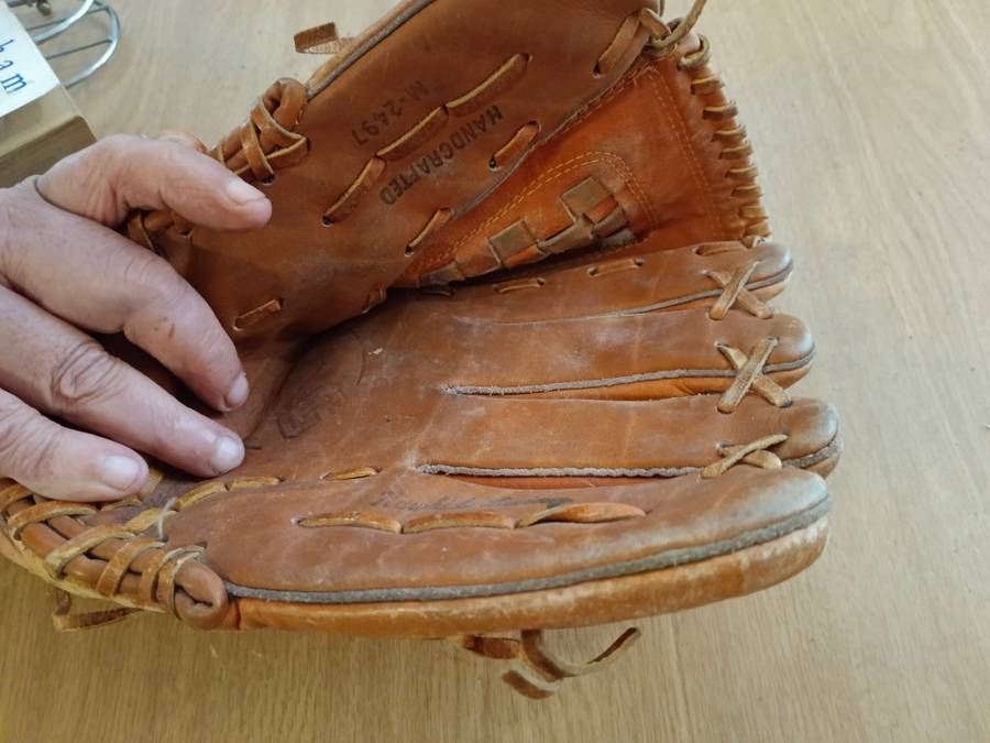 1 x leather base ball glove Mag 11