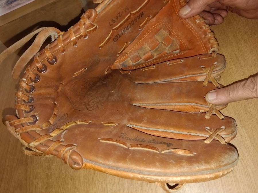 1 x leather base ball glove Mag 11