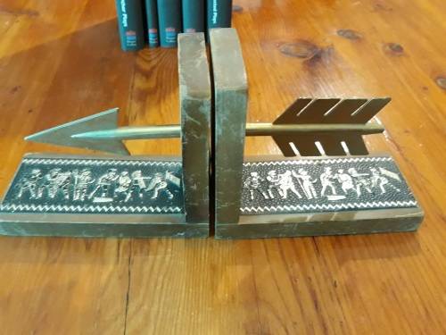 Book ends - Arrow shaft and head, with motif of fighting knights on footpieces - Wood and metal