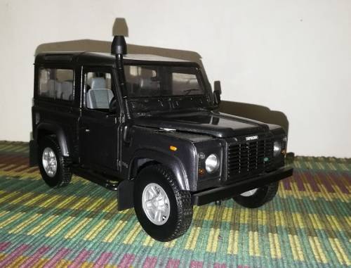 Land Rover Defender 90 Td5 1:18 Die cast model