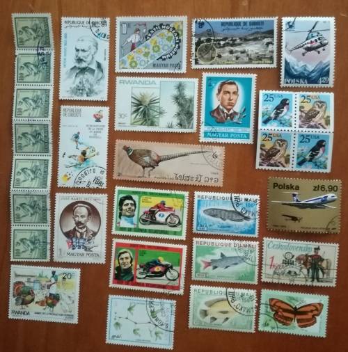 Collection of 30 world stamps.